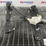 Macara usa fata stanga