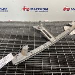 Macara usa fata stanga