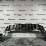 Ornament sub bara fata