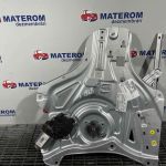 Macara usa fata stanga