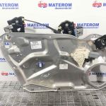 Macara usa fata stanga