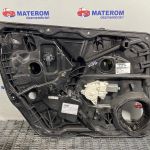Macara usa fata stanga