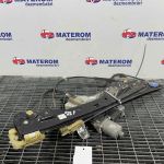 Macara usa fata stanga