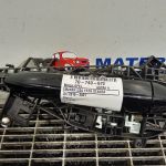 Maner usa fata stanga