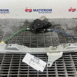 Macara usa fata stanga