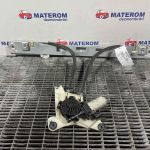 Macara usa fata stanga