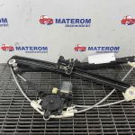 Macara usa fata stanga