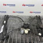 Macara usa fata stanga