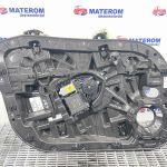 Macara usa fata stanga